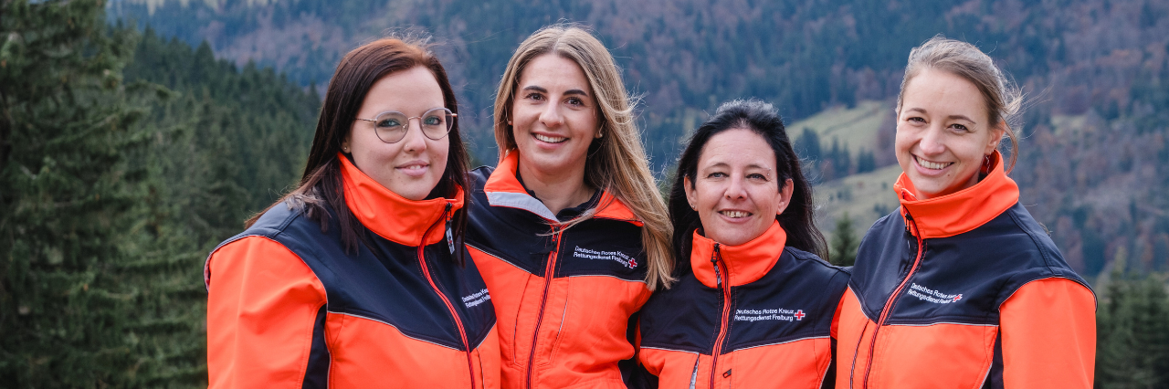 eine Gruppe junger Sanitäterinnen steht vor Schwarzwaldkulisse