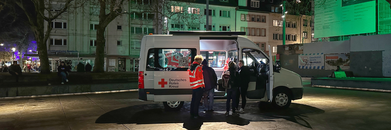 Der Freiburger Kältebus steht im Dunkeln auf dem Platz der Alten Synagoge