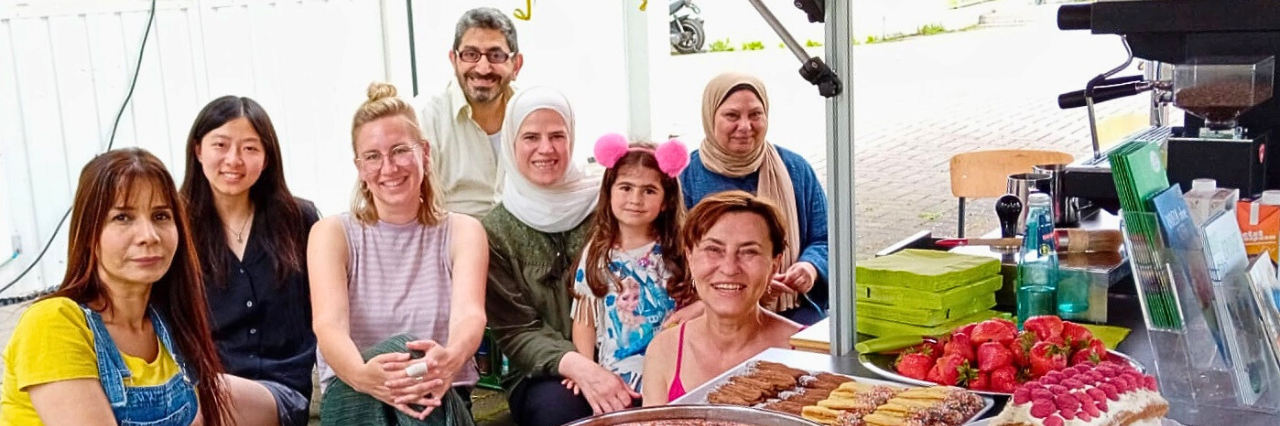 Eine multikulturelle Gruppe Frauen lächelt gemeinsam in die Kamera