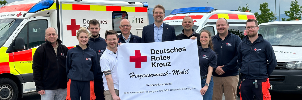 Das Herzenswunschmobil steht vor der Wunschmobilflotte
