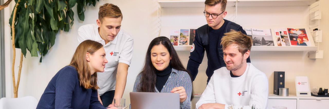 Eine Gruppe DRK-Mitarbeiter sitzt in einer Besprechung