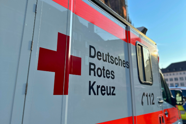 Ein Rettungswagen steht vor dem Freiburger Münster
